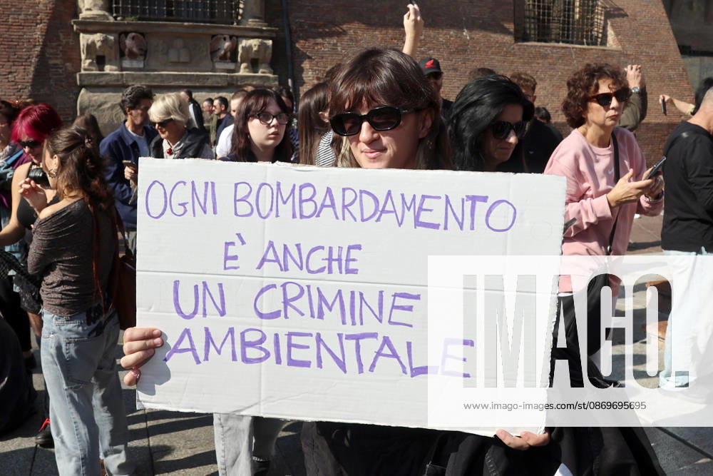 IPA89762537 - Bologna, October 16, 2026. Students and environmentalists gathered to demonstrate in support of the environment and against war on International Climate Day. Pictured is the march organized by Extinction Rebellion and Legambiente.