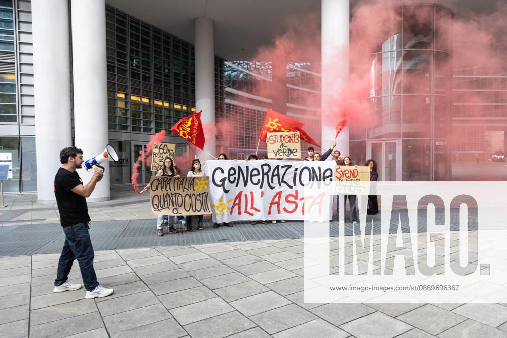 IPA89762913 - Milan, October 16, 2026, Via Melchiorre Gioia, Palazzo Lombardia. Pictured: The protest by young UDU students who had set up tents at BAM Park in Porta Nuova; the demonstration in front of the Regional Government Building with smoke bombs and signs.