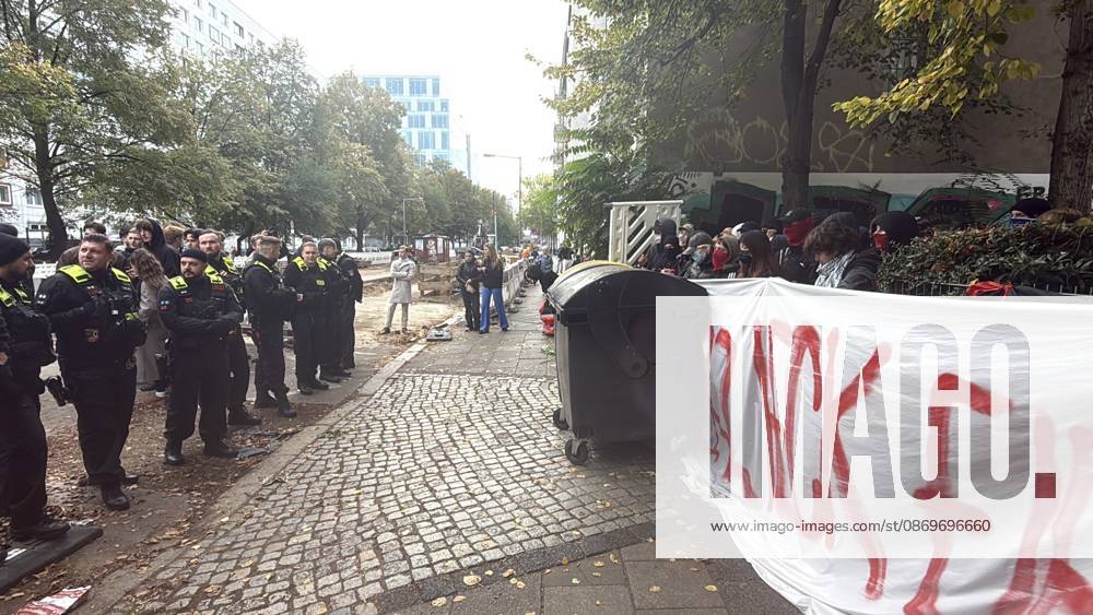 German high school students block Berlin schools to protest conscription and back French student movement BERLIN, GERMANY - OCTOBER 16: Police take security measures as students set up barricades using trash bins outside Andreas High School (Andreas-Gymnasium) in the Friedrichshain district of Berlin, Germany on October 16, 2026. High school students across three schools in the capital staged demonstrations against proposed military conscription plans and educational funding cuts, expressing solidarity with ongoing high school protest movements in France. Erbil Basay Anadolu Berlin Germany. Editorial use only. Please get in touch for any other usage.