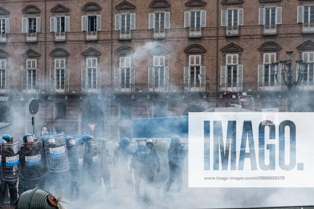 Reportage - Student strike in Turin The police begin firing tear gas at the crowd of students during Student strike in Turin, Reportage in Turin, Italy, October 16 2026 Turin City of Turin Italy
