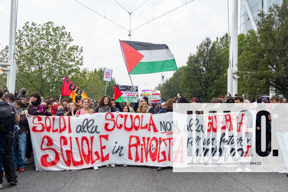 Reportage - Student strike in Turin The march in front of the Porta Susa station during Student strike in Turin, Reportage in Turin, Italy, October 16 2026 Turin City of Turin Italy