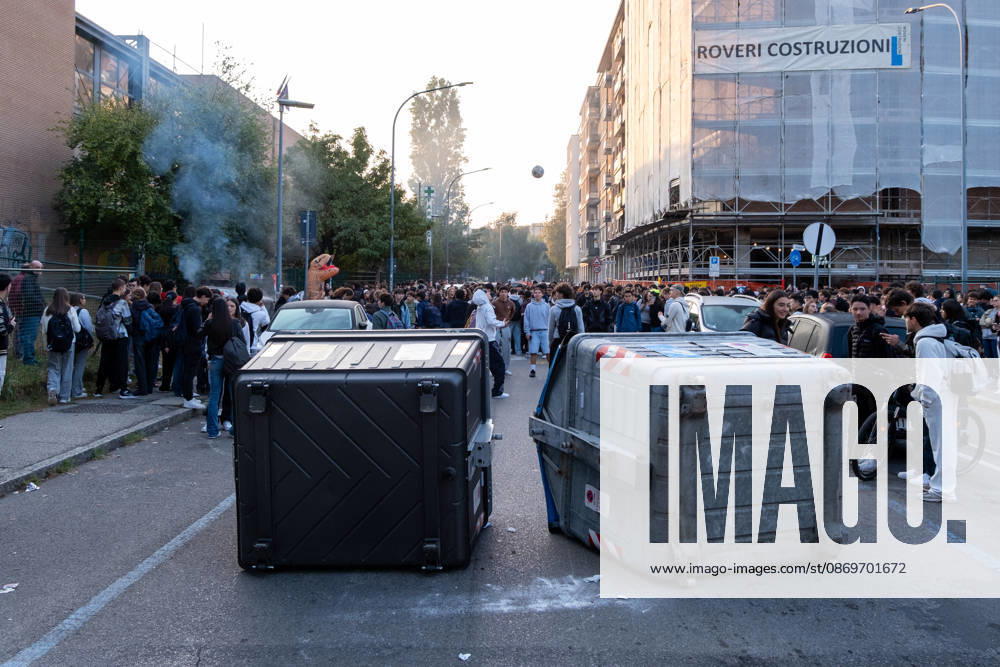 IPA89764842 - Trash cans were used to block the street in front of Liceo Copernico. Bologna, Italy