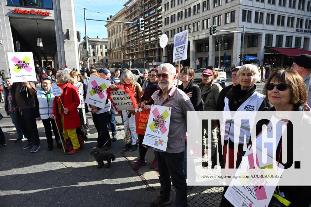 Rally calling for an AfD ban in Berlin BERLIN, GERMANY - OCTOBER 16: People take part in a rally near the Bundesrat calling for proceedings to ban the far-right Alternative for Germany (AfD) party and urge North Rhine-Westphalia Minister-President Hendrik Wüst to support their demand, as he is set to be elected President of the Bundesrat that day, in Berlin, Germany, on 16 October 2026. The rally is organized by the alliance NRW Appeal: AfD Ban Now , which reportedly collected more than 120,000 signatures in support of an AfD ban in North Rhine-Westphalia and is urging the Bundesrat to initiate proceedings before the Federal Constitutional Court to ban the party. Volodymyr Sindieiev Anadolu Berlin Germany. Editorial use only. Please get