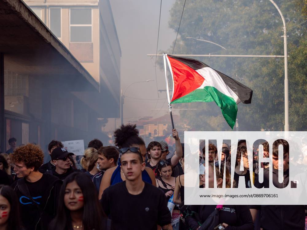 BOLOGNA, ITALY, OCTOBER 16, 2026: Students march through central Bologna demanding improved school conditions and greater investment in education rather than military spending, during a day of student demonstrations across Italy. Bologna Italy - ZUMAq101 20261016_zna_q101_213