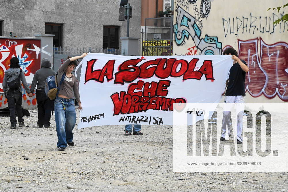IPA89766347 - Milan, October 16, 2026: Student protest, occupation of the former morgue