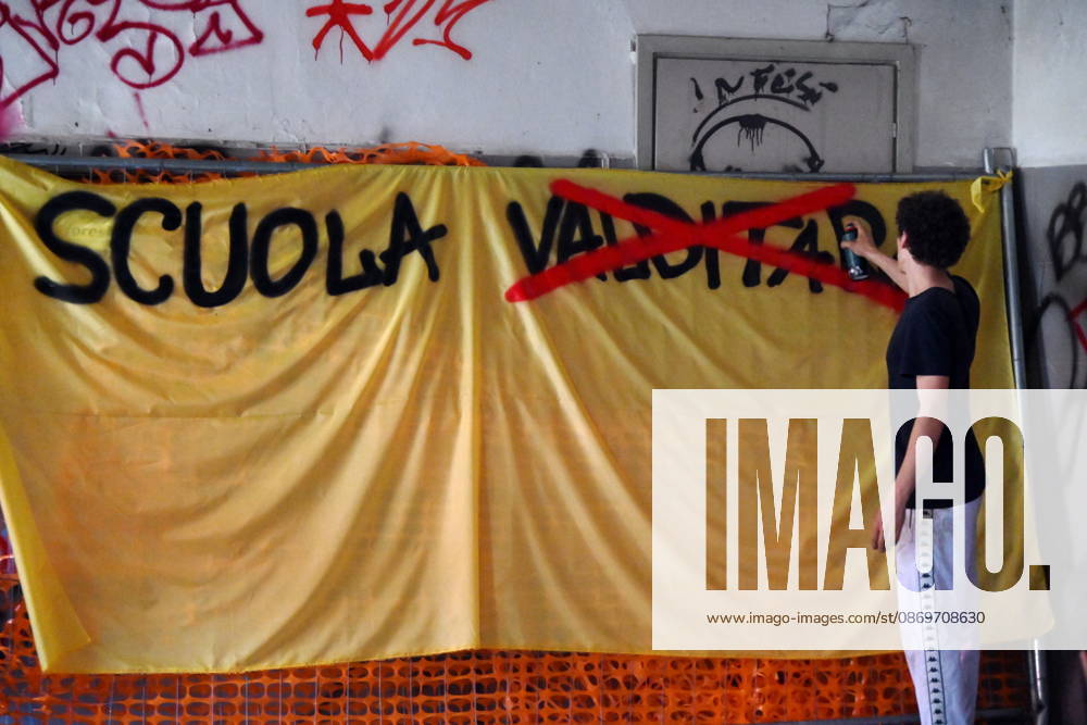 IPA89766363 - Milan, October 16, 2026: Student protest, occupation of the former morgue