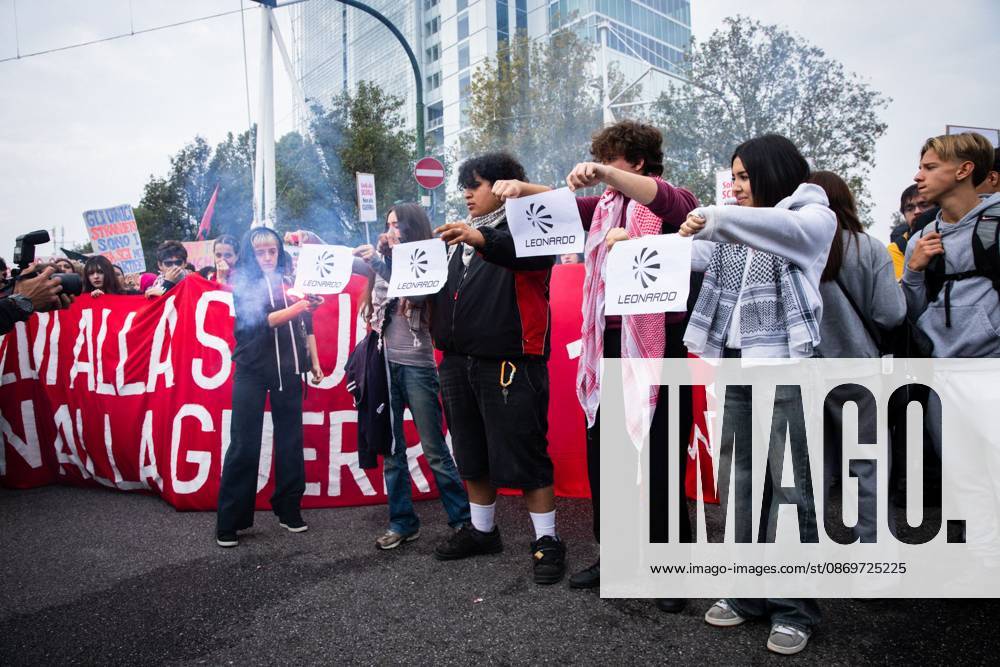 Students strike in Turin against government TURIN, ITALY - OCTOBER 16, 2026: Clashes with police in Turin during the demonstration to demand better school conditions and review of the public expenses for instruction. Luca Roggero JNA Press Turin Italy