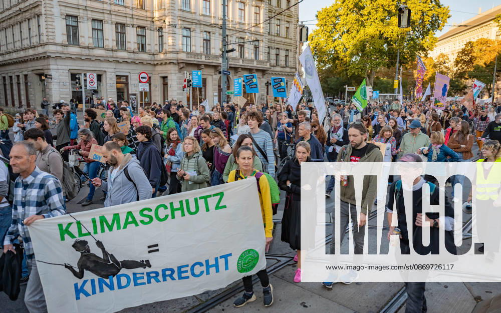 Fridays For Future Klimastreik Klimaschutz ankündigen reicht nicht - Ohne Klimaschutz ist alles nix! TeilnehmerInnen des Fridays For Future Klimastreiks unter dem Motto Klimaschutz ankündigen reicht nicht - Ohne Klimaschutz ist alles nix! in der Prater Hauptallee beim Praterstern und an der Wiener Ringstraße in Wien, Österreich. Wien Prater Hauptallee beim Praterste Wien Oesterreich