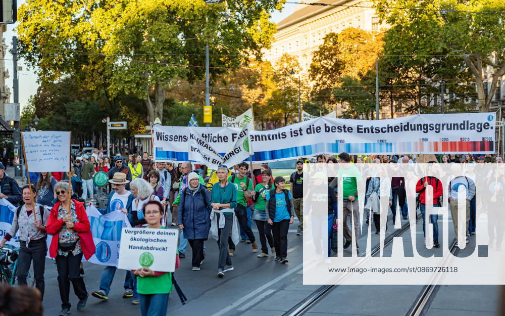 Fridays For Future Klimastreik Klimaschutz ankündigen reicht nicht - Ohne Klimaschutz ist alles nix! TeilnehmerInnen des Fridays For Future Klimastreiks unter dem Motto Klimaschutz ankündigen reicht nicht - Ohne Klimaschutz ist alles nix! in der Prater Hauptallee beim Praterstern und an der Wiener Ringstraße in Wien, Österreich. Wien Prater Hauptallee beim Praterste Wien Oesterreich