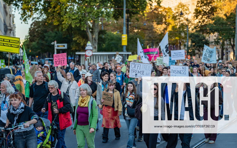 Fridays For Future Klimastreik Klimaschutz ankündigen reicht nicht - Ohne Klimaschutz ist alles nix! TeilnehmerInnen des Fridays For Future Klimastreiks unter dem Motto Klimaschutz ankündigen reicht nicht - Ohne Klimaschutz ist alles nix! in der Prater Hauptallee beim Praterstern und an der Wiener Ringstraße in Wien, Österreich. Wien Prater Hauptallee beim Praterste Wien Oesterreich
