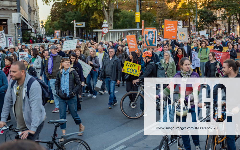 Fridays For Future Klimastreik Klimaschutz ankündigen reicht nicht - Ohne Klimaschutz ist alles nix! TeilnehmerInnen des Fridays For Future Klimastreiks unter dem Motto Klimaschutz ankündigen reicht nicht - Ohne Klimaschutz ist alles nix! in der Prater Hauptallee beim Praterstern und an der Wiener Ringstraße in Wien, Österreich. Wien Prater Hauptallee beim Praterste Wien Oesterreich