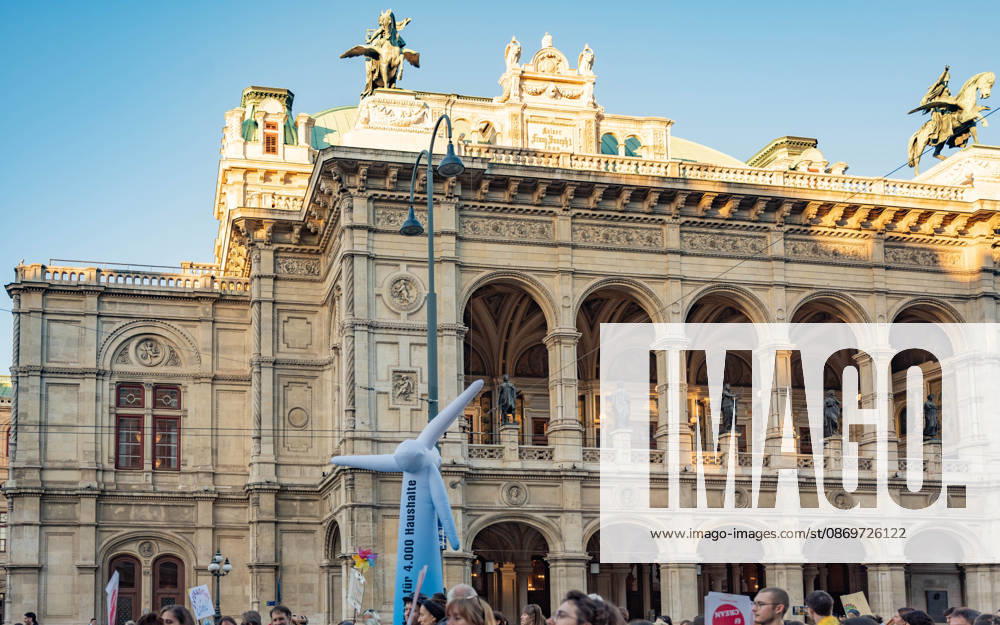 Fridays For Future Klimastreik Klimaschutz ankündigen reicht nicht - Ohne Klimaschutz ist alles nix! TeilnehmerInnen des Fridays For Future Klimastreiks unter dem Motto Klimaschutz ankündigen reicht nicht - Ohne Klimaschutz ist alles nix! in der Prater Hauptallee beim Praterstern und an der Wiener Ringstraße in Wien, Österreich. Wien Prater Hauptallee beim Praterste Wien Oesterreich
