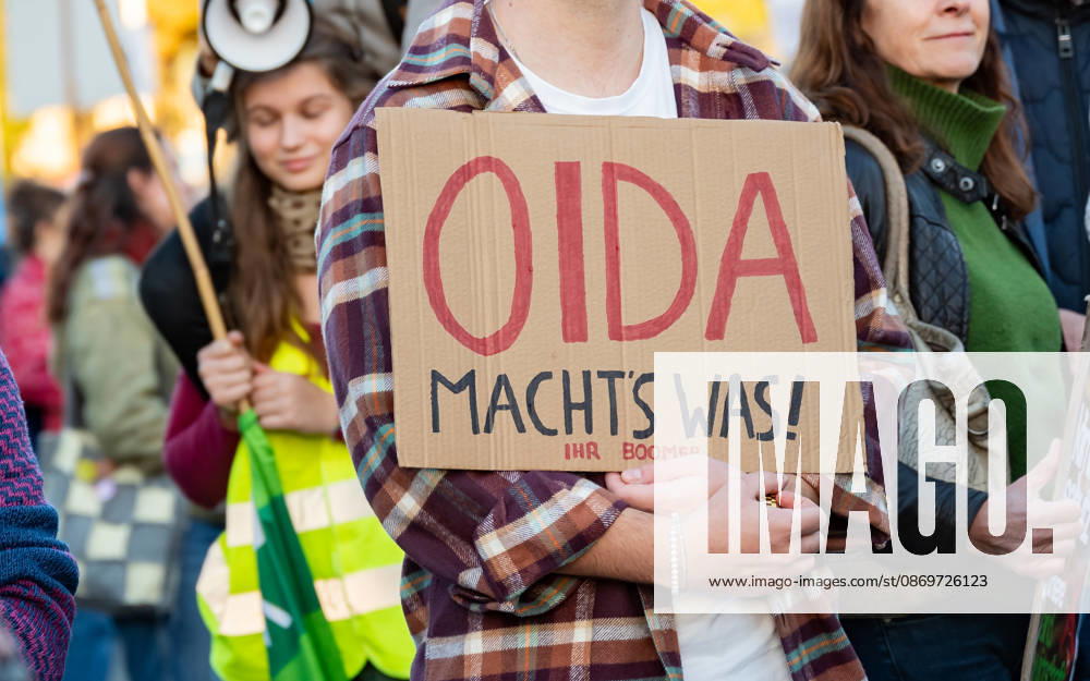Fridays For Future Klimastreik Klimaschutz ankündigen reicht nicht - Ohne Klimaschutz ist alles nix! TeilnehmerInnen des Fridays For Future Klimastreiks unter dem Motto Klimaschutz ankündigen reicht nicht - Ohne Klimaschutz ist alles nix! in der Prater Hauptallee beim Praterstern und an der Wiener Ringstraße in Wien, Österreich. Wien Prater Hauptallee beim Praterste Wien Oesterreich