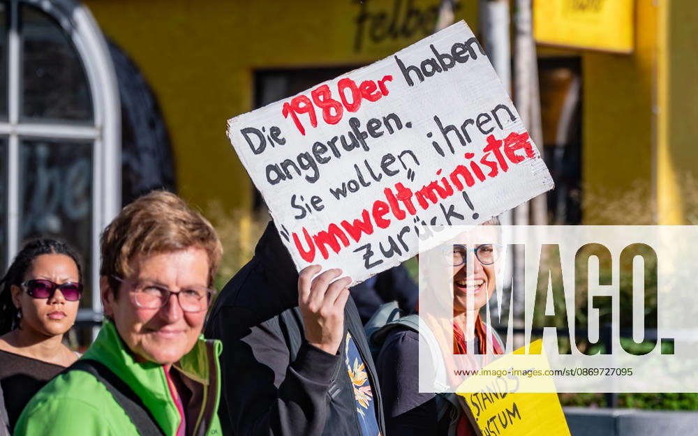 Fridays For Future Klimastreik Klimaschutz ankündigen reicht nicht - Ohne Klimaschutz ist alles nix! TeilnehmerInnen des Fridays For Future Klimastreiks unter dem Motto Klimaschutz ankündigen reicht nicht - Ohne Klimaschutz ist alles nix! in der Prater Hauptallee beim Praterstern und an der Wiener Ringstraße in Wien, Österreich. Wien Prater Hauptallee beim Praterste Wien Oesterreich