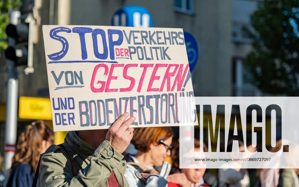 Fridays For Future Klimastreik Klimaschutz ankündigen reicht nicht - Ohne Klimaschutz ist alles nix! TeilnehmerInnen des Fridays For Future Klimastreiks unter dem Motto Klimaschutz ankündigen reicht nicht - Ohne Klimaschutz ist alles nix! in der Prater Hauptallee beim Praterstern und an der Wiener Ringstraße in Wien, Österreich. Wien Prater Hauptallee beim Praterste Wien Oesterreich