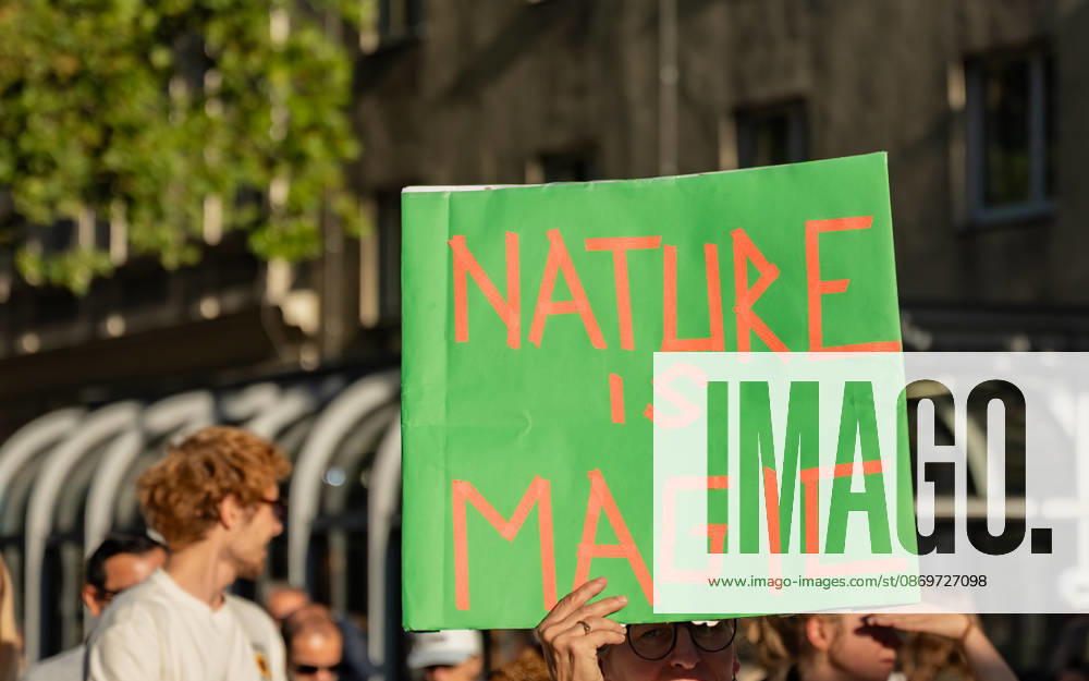 Fridays For Future Klimastreik Klimaschutz ankündigen reicht nicht - Ohne Klimaschutz ist alles nix! TeilnehmerInnen des Fridays For Future Klimastreiks unter dem Motto Klimaschutz ankündigen reicht nicht - Ohne Klimaschutz ist alles nix! in der Prater Hauptallee beim Praterstern und an der Wiener Ringstraße in Wien, Österreich. Wien Prater Hauptallee beim Praterste Wien Oesterreich
