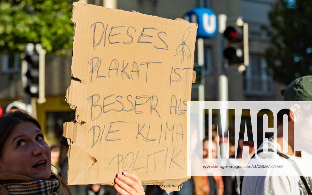 Fridays For Future Klimastreik Klimaschutz ankündigen reicht nicht - Ohne Klimaschutz ist alles nix! TeilnehmerInnen des Fridays For Future Klimastreiks unter dem Motto Klimaschutz ankündigen reicht nicht - Ohne Klimaschutz ist alles nix! in der Prater Hauptallee beim Praterstern und an der Wiener Ringstraße in Wien, Österreich. Wien Prater Hauptallee beim Praterste Wien Oesterreich