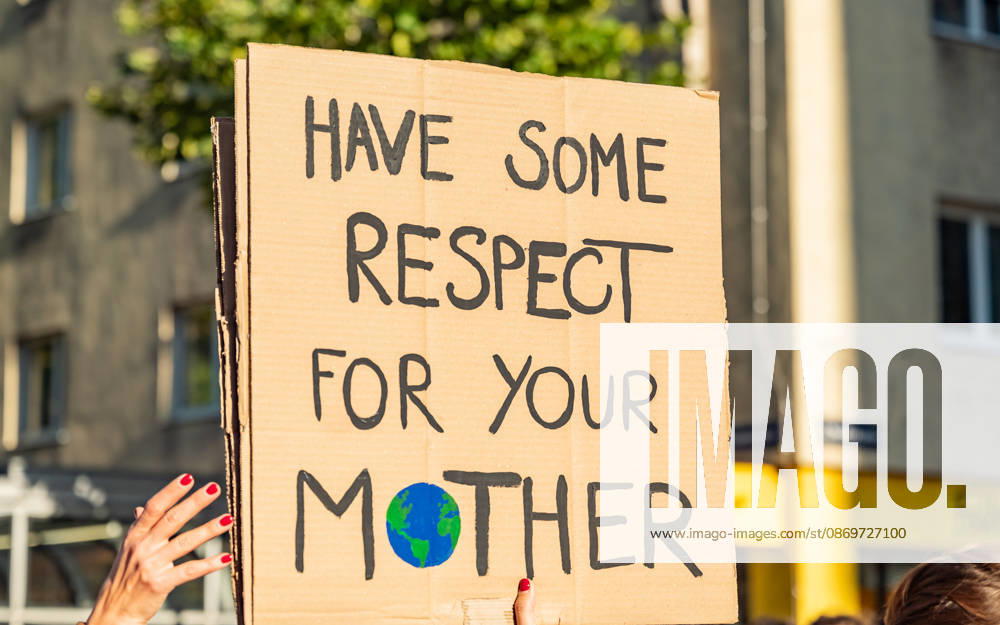 Fridays For Future Klimastreik Klimaschutz ankündigen reicht nicht - Ohne Klimaschutz ist alles nix! TeilnehmerInnen des Fridays For Future Klimastreiks unter dem Motto Klimaschutz ankündigen reicht nicht - Ohne Klimaschutz ist alles nix! in der Prater Hauptallee beim Praterstern und an der Wiener Ringstraße in Wien, Österreich. Wien Prater Hauptallee beim Praterste Wien Oesterreich