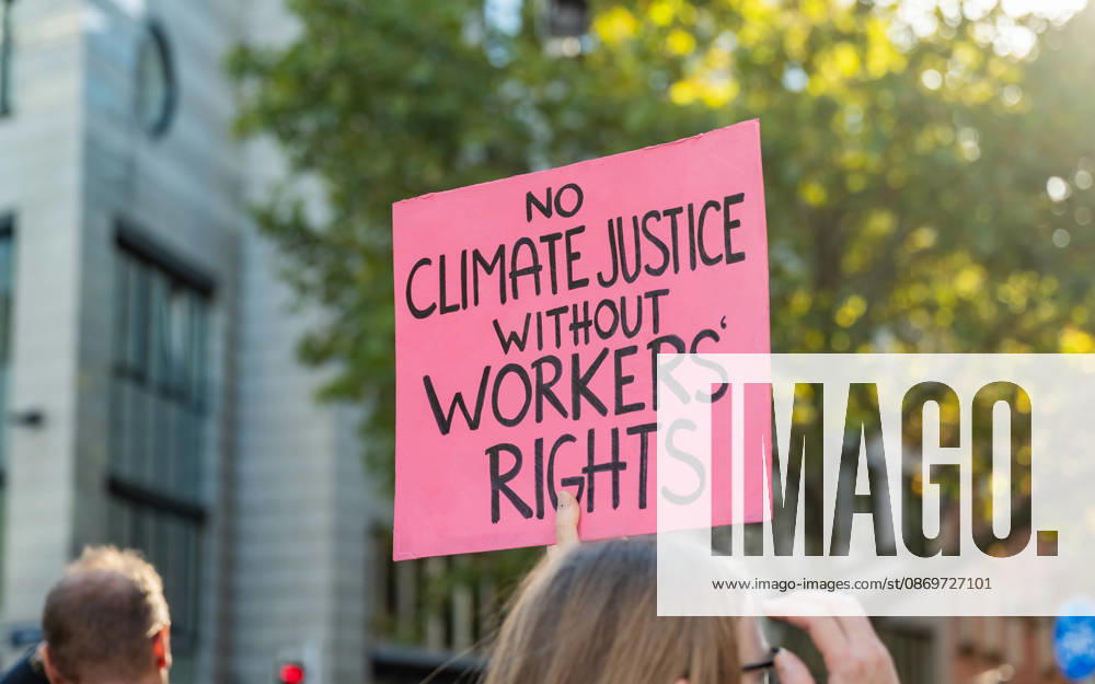 Fridays For Future Klimastreik Klimaschutz ankündigen reicht nicht - Ohne Klimaschutz ist alles nix! TeilnehmerInnen des Fridays For Future Klimastreiks unter dem Motto Klimaschutz ankündigen reicht nicht - Ohne Klimaschutz ist alles nix! in der Prater Hauptallee beim Praterstern und an der Wiener Ringstraße in Wien, Österreich. Wien Prater Hauptallee beim Praterste Wien Oesterreich