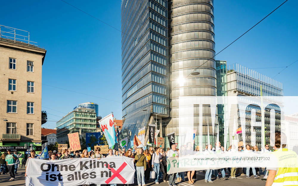 Fridays For Future Klimastreik Klimaschutz ankündigen reicht nicht - Ohne Klimaschutz ist alles nix! TeilnehmerInnen des Fridays For Future Klimastreiks unter dem Motto Klimaschutz ankündigen reicht nicht - Ohne Klimaschutz ist alles nix! in der Prater Hauptallee beim Praterstern und an der Wiener Ringstraße in Wien, Österreich. Wien Prater Hauptallee beim Praterste Wien Oesterreich
