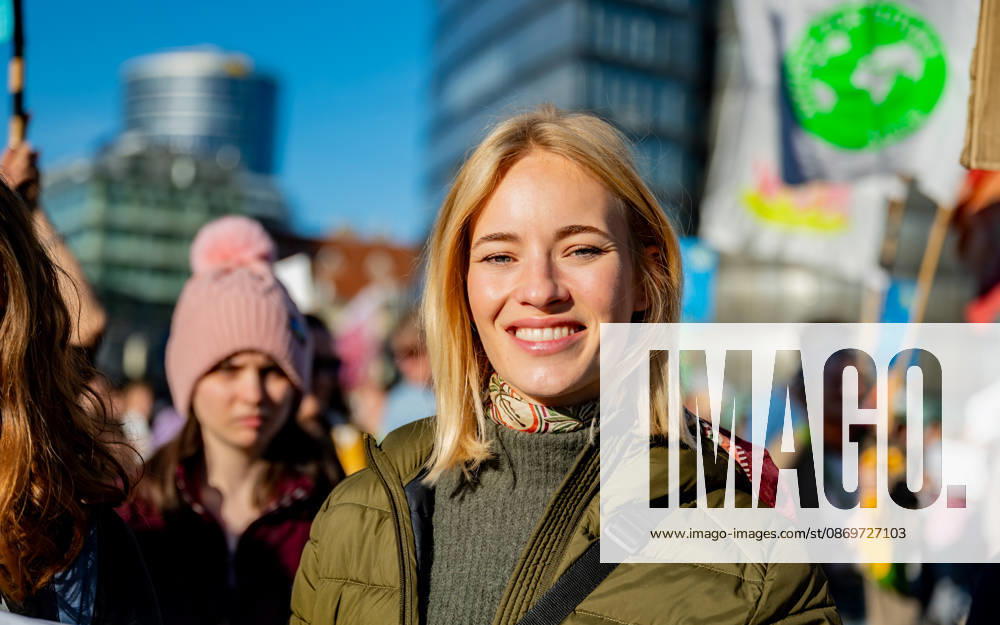 Fridays For Future Klimastreik Klimaschutz ankündigen reicht nicht - Ohne Klimaschutz ist alles nix! Fridays For Future Klimastreiks unter dem Motto Klimaschutz ankündigen reicht nicht - Ohne Klimaschutz ist alles nix! in der Prater Hauptallee beim Praterstern und an der Wiener Ringstraße in Wien, Österreich. Bild zeigt Schauspielerin, Autorin, Musikerin, UNICEF Österreich Ehrenbeauftragte und Klima-Aktivistin Valerie Florine Huber. Wien Prater Hauptallee beim Praterste Wien Oesterreich