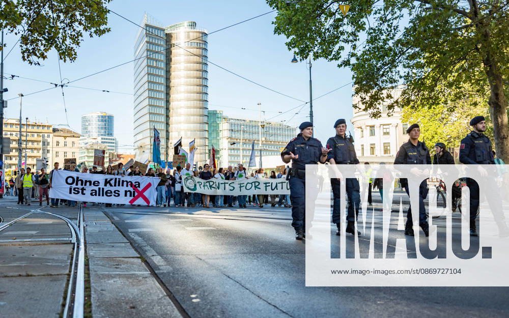 Fridays For Future Klimastreik Klimaschutz ankündigen reicht nicht - Ohne Klimaschutz ist alles nix! TeilnehmerInnen des Fridays For Future Klimastreiks unter dem Motto Klimaschutz ankündigen reicht nicht - Ohne Klimaschutz ist alles nix! in der Prater Hauptallee beim Praterstern und an der Wiener Ringstraße in Wien, Österreich. Wien Prater Hauptallee beim Praterste Wien Oesterreich