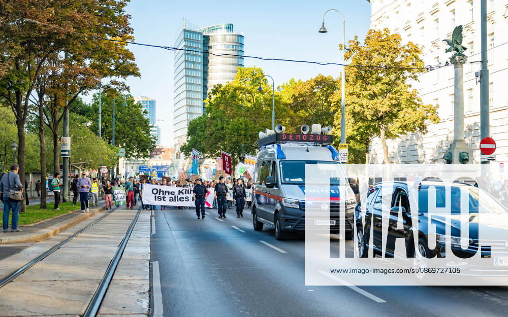 Fridays For Future Klimastreik Klimaschutz ankündigen reicht nicht - Ohne Klimaschutz ist alles nix! TeilnehmerInnen des Fridays For Future Klimastreiks unter dem Motto Klimaschutz ankündigen reicht nicht - Ohne Klimaschutz ist alles nix! in der Prater Hauptallee beim Praterstern und an der Wiener Ringstraße in Wien, Österreich. Wien Prater Hauptallee beim Praterste Wien Oesterreich
