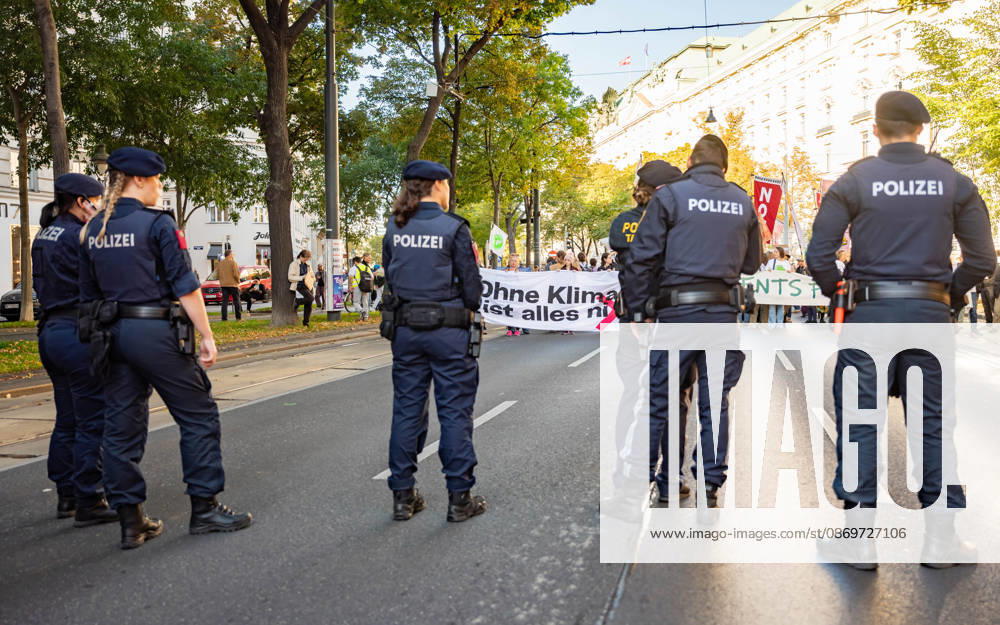 Fridays For Future Klimastreik Klimaschutz ankündigen reicht nicht - Ohne Klimaschutz ist alles nix! TeilnehmerInnen des Fridays For Future Klimastreiks unter dem Motto Klimaschutz ankündigen reicht nicht - Ohne Klimaschutz ist alles nix! in der Prater Hauptallee beim Praterstern und an der Wiener Ringstraße in Wien, Österreich. Wien Prater Hauptallee beim Praterste Wien Oesterreich