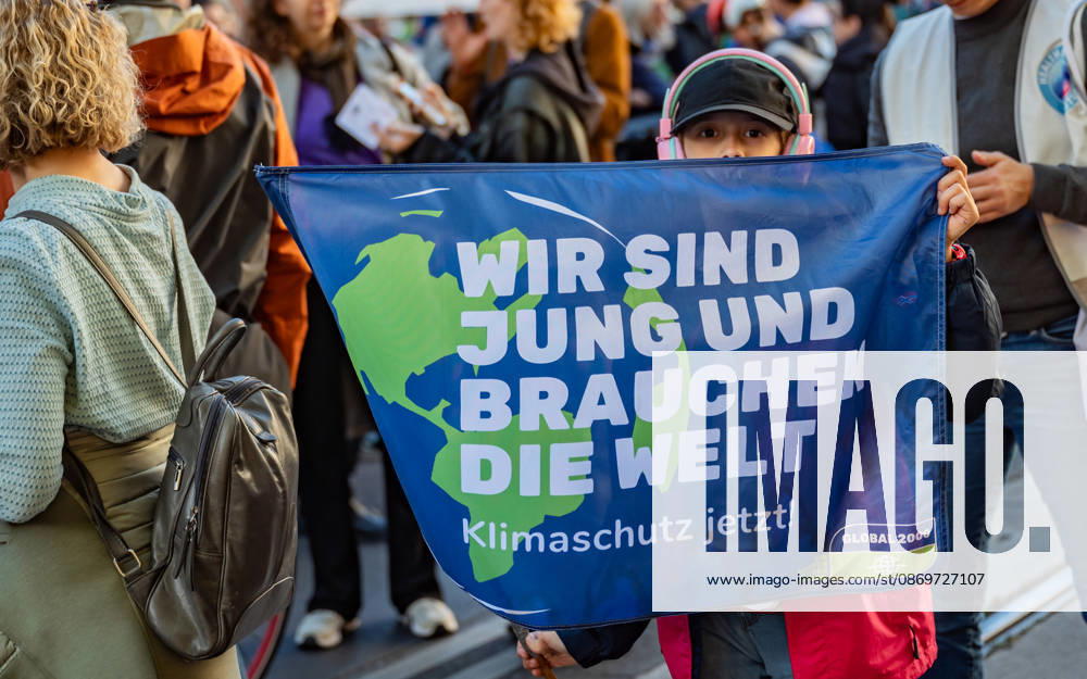 Fridays For Future Klimastreik Klimaschutz ankündigen reicht nicht - Ohne Klimaschutz ist alles nix! TeilnehmerInnen des Fridays For Future Klimastreiks unter dem Motto Klimaschutz ankündigen reicht nicht - Ohne Klimaschutz ist alles nix! in der Prater Hauptallee beim Praterstern und an der Wiener Ringstraße in Wien, Österreich. Wien Prater Hauptallee beim Praterste Wien Oesterreich