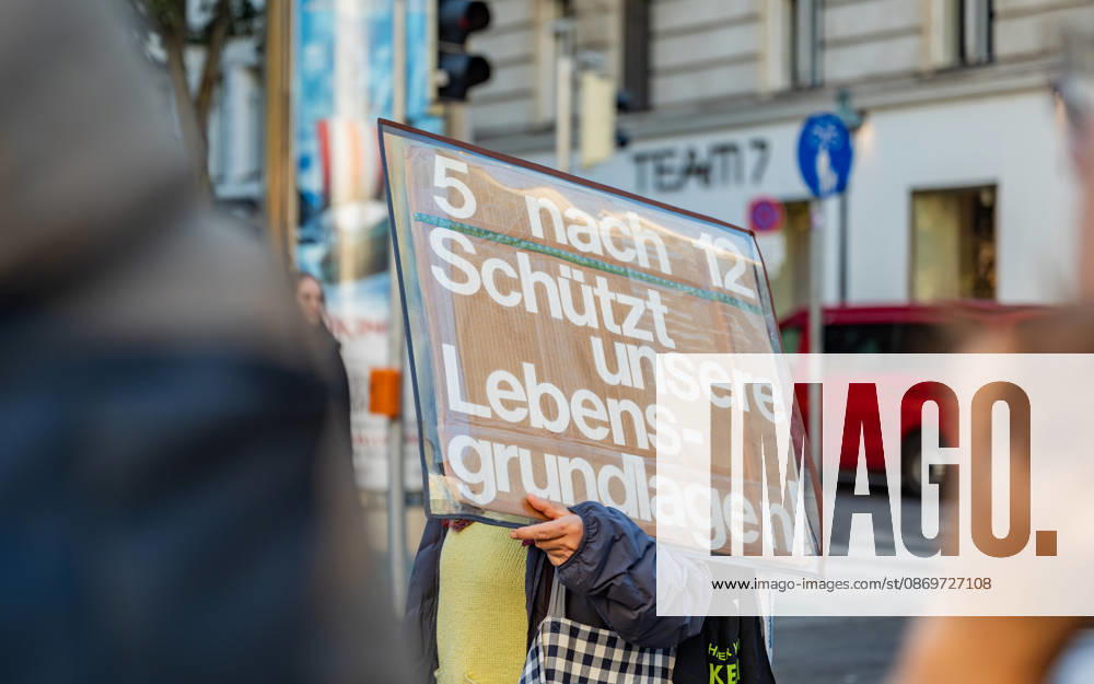 Fridays For Future Klimastreik Klimaschutz ankündigen reicht nicht - Ohne Klimaschutz ist alles nix! TeilnehmerInnen des Fridays For Future Klimastreiks unter dem Motto Klimaschutz ankündigen reicht nicht - Ohne Klimaschutz ist alles nix! in der Prater Hauptallee beim Praterstern und an der Wiener Ringstraße in Wien, Österreich. Wien Prater Hauptallee beim Praterste Wien Oesterreich