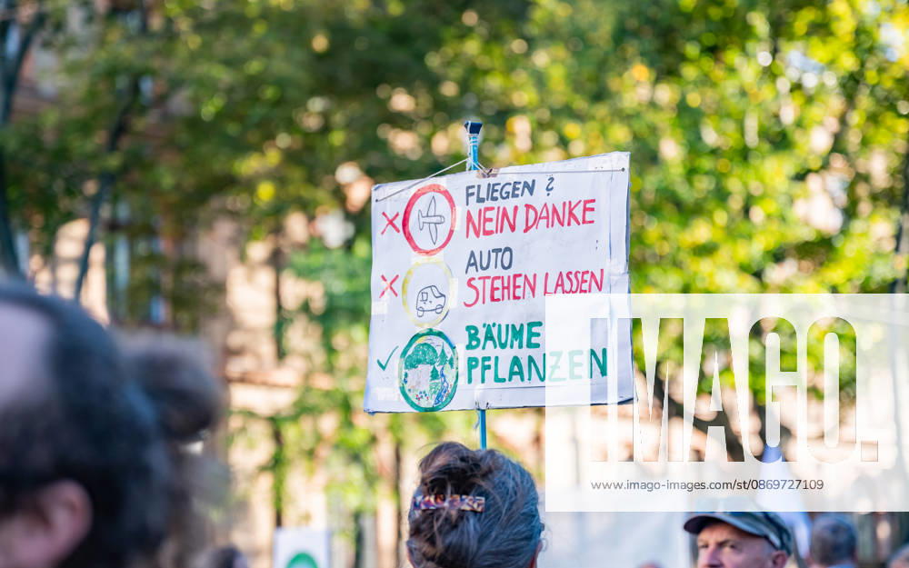 Fridays For Future Klimastreik Klimaschutz ankündigen reicht nicht - Ohne Klimaschutz ist alles nix! TeilnehmerInnen des Fridays For Future Klimastreiks unter dem Motto Klimaschutz ankündigen reicht nicht - Ohne Klimaschutz ist alles nix! in der Prater Hauptallee beim Praterstern und an der Wiener Ringstraße in Wien, Österreich. Wien Prater Hauptallee beim Praterste Wien Oesterreich