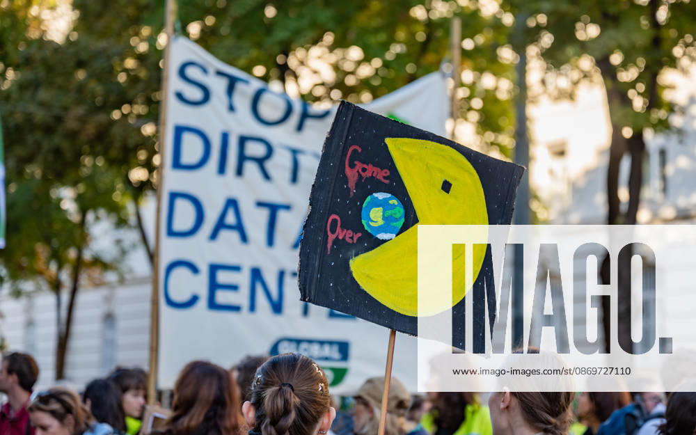 Fridays For Future Klimastreik Klimaschutz ankündigen reicht nicht - Ohne Klimaschutz ist alles nix! TeilnehmerInnen des Fridays For Future Klimastreiks unter dem Motto Klimaschutz ankündigen reicht nicht - Ohne Klimaschutz ist alles nix! in der Prater Hauptallee beim Praterstern und an der Wiener Ringstraße in Wien, Österreich. Wien Prater Hauptallee beim Praterste Wien Oesterreich