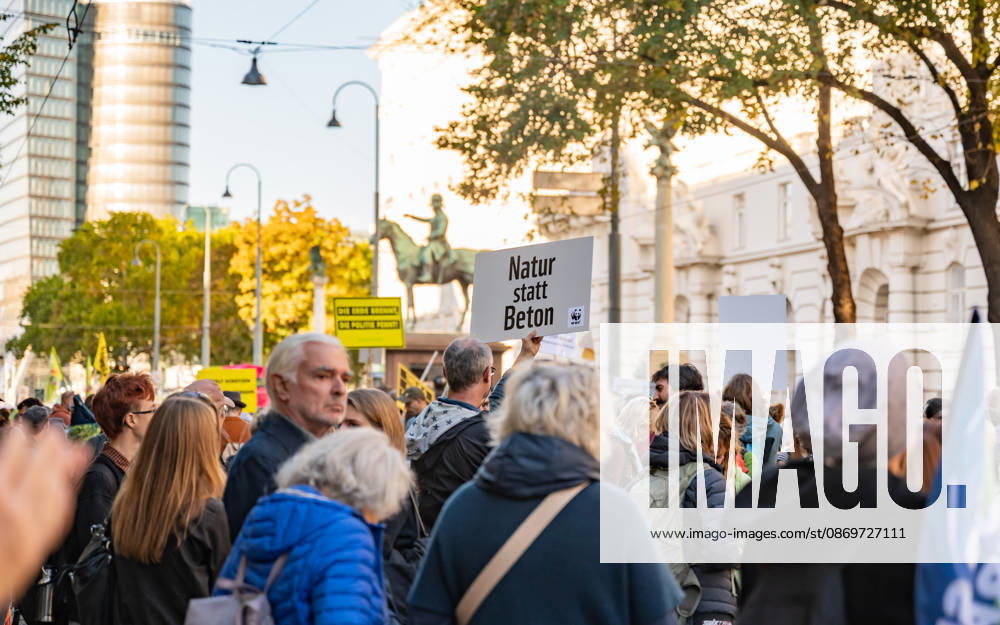 Fridays For Future Klimastreik Klimaschutz ankündigen reicht nicht - Ohne Klimaschutz ist alles nix! TeilnehmerInnen des Fridays For Future Klimastreiks unter dem Motto Klimaschutz ankündigen reicht nicht - Ohne Klimaschutz ist alles nix! in der Prater Hauptallee beim Praterstern und an der Wiener Ringstraße in Wien, Österreich. Wien Prater Hauptallee beim Praterste Wien Oesterreich