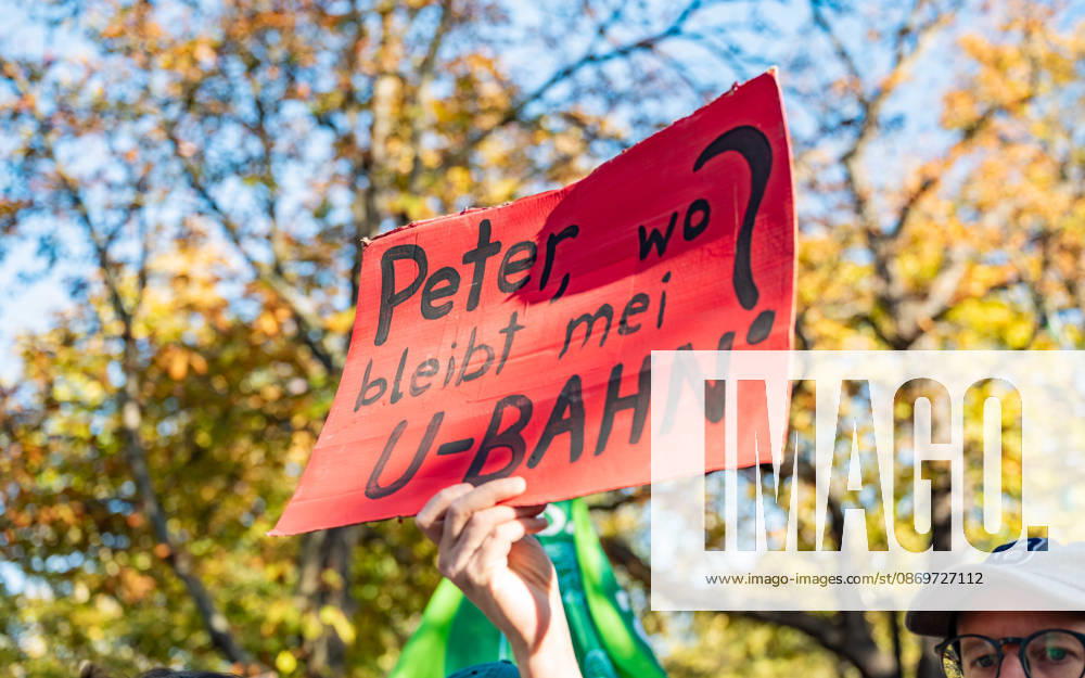 Fridays For Future Klimastreik Klimaschutz ankündigen reicht nicht - Ohne Klimaschutz ist alles nix! TeilnehmerInnen des Fridays For Future Klimastreiks unter dem Motto Klimaschutz ankündigen reicht nicht - Ohne Klimaschutz ist alles nix! in der Prater Hauptallee beim Praterstern und an der Wiener Ringstraße in Wien, Österreich. Wien Prater Hauptallee beim Praterste Wien Oesterreich