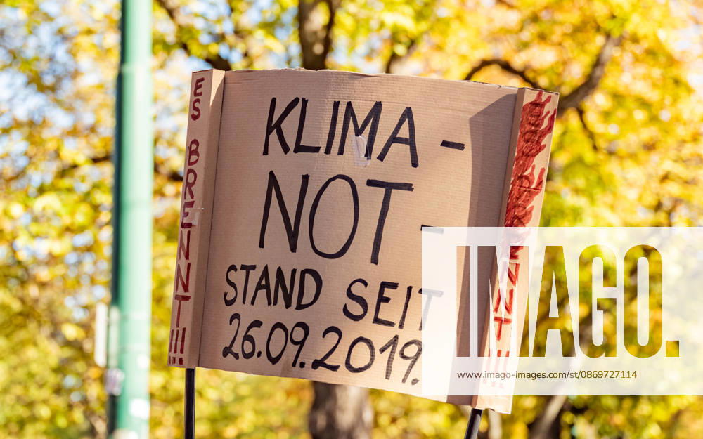 Fridays For Future Klimastreik Klimaschutz ankündigen reicht nicht - Ohne Klimaschutz ist alles nix! TeilnehmerInnen des Fridays For Future Klimastreiks unter dem Motto Klimaschutz ankündigen reicht nicht - Ohne Klimaschutz ist alles nix! in der Prater Hauptallee beim Praterstern und an der Wiener Ringstraße in Wien, Österreich. Wien Prater Hauptallee beim Praterste Wien Oesterreich