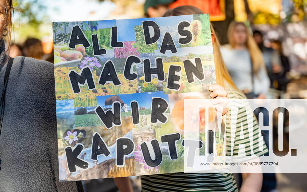 Fridays For Future Klimastreik Klimaschutz ankündigen reicht nicht - Ohne Klimaschutz ist alles nix! TeilnehmerInnen des Fridays For Future Klimastreiks unter dem Motto Klimaschutz ankündigen reicht nicht - Ohne Klimaschutz ist alles nix! in der Prater Hauptallee beim Praterstern und an der Wiener Ringstraße in Wien, Österreich. Wien Prater Hauptallee beim Praterste Wien Oesterreich