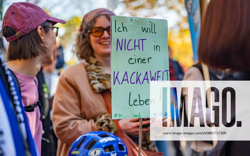 Fridays For Future Klimastreik Klimaschutz ankündigen reicht nicht - Ohne Klimaschutz ist alles nix! TeilnehmerInnen des Fridays For Future Klimastreiks unter dem Motto Klimaschutz ankündigen reicht nicht - Ohne Klimaschutz ist alles nix! in der Prater Hauptallee beim Praterstern und an der Wiener Ringstraße in Wien, Österreich. Wien Prater Hauptallee beim Praterste Wien Oesterreich