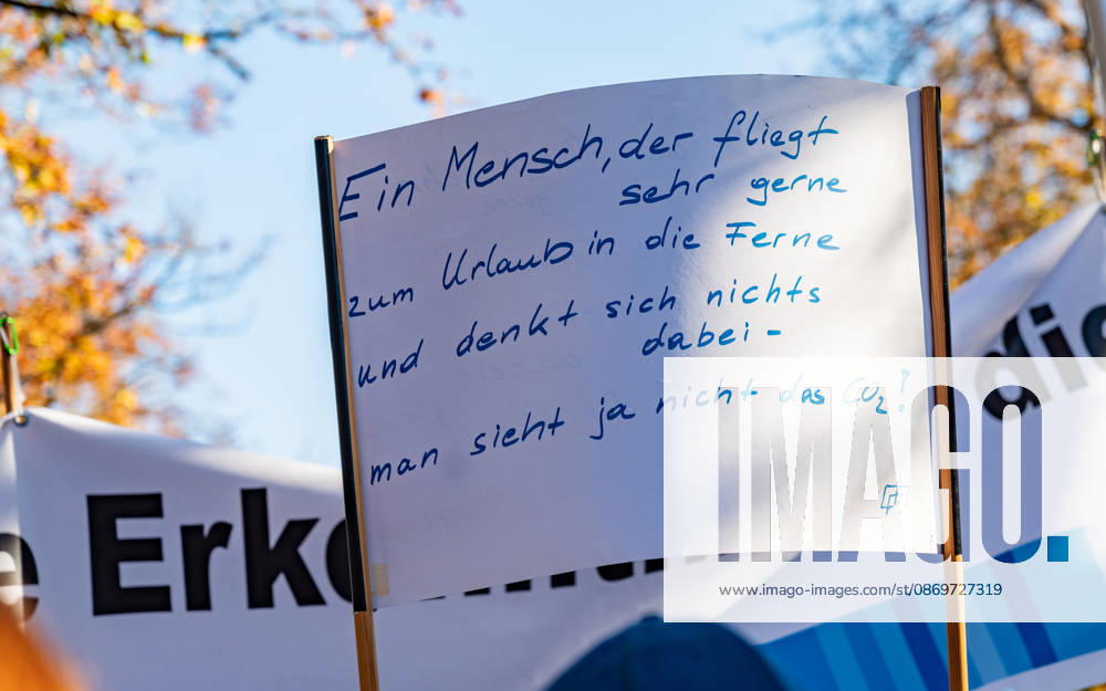 Fridays For Future Klimastreik Klimaschutz ankündigen reicht nicht - Ohne Klimaschutz ist alles nix! TeilnehmerInnen des Fridays For Future Klimastreiks unter dem Motto Klimaschutz ankündigen reicht nicht - Ohne Klimaschutz ist alles nix! in der Prater Hauptallee beim Praterstern und an der Wiener Ringstraße in Wien, Österreich. Wien Prater Hauptallee beim Praterste Wien Oesterreich