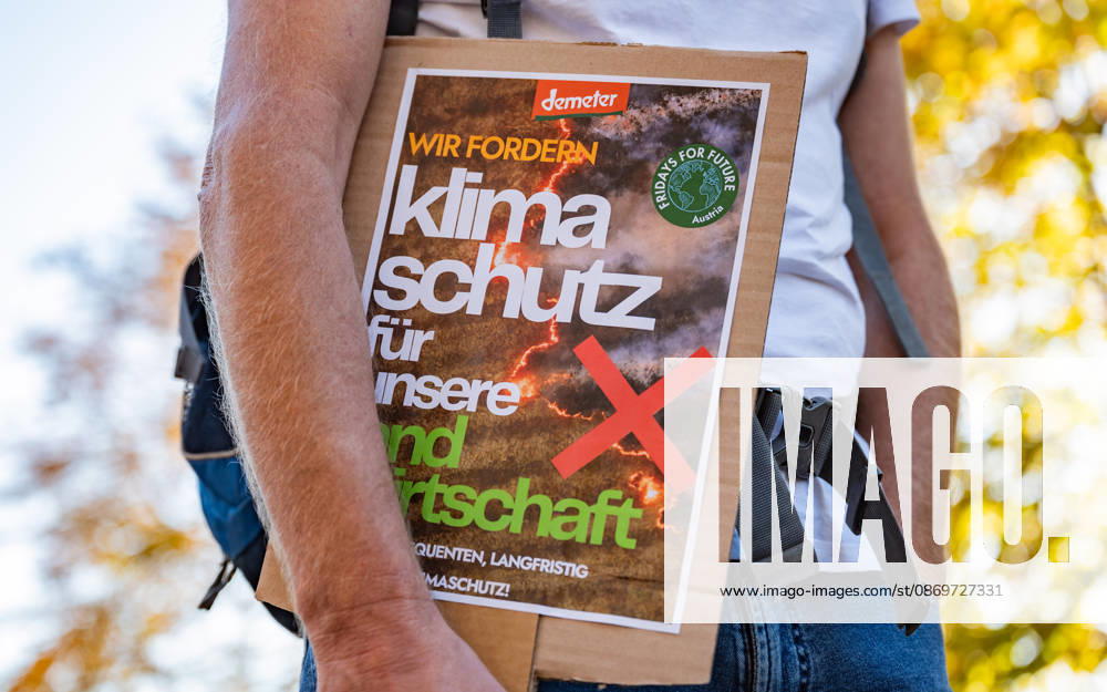 Fridays For Future Klimastreik Klimaschutz ankündigen reicht nicht - Ohne Klimaschutz ist alles nix! TeilnehmerInnen des Fridays For Future Klimastreiks unter dem Motto Klimaschutz ankündigen reicht nicht - Ohne Klimaschutz ist alles nix! in der Prater Hauptallee beim Praterstern und an der Wiener Ringstraße in Wien, Österreich. Wien Prater Hauptallee beim Praterste Wien Oesterreich