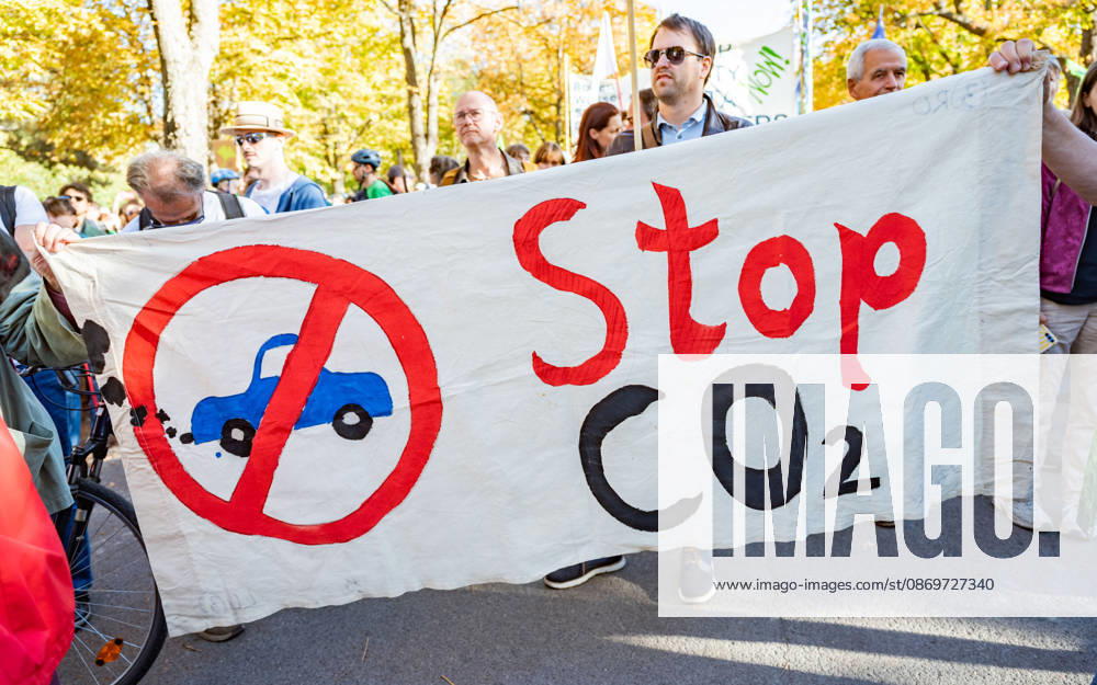 Fridays For Future Klimastreik Klimaschutz ankündigen reicht nicht - Ohne Klimaschutz ist alles nix! TeilnehmerInnen des Fridays For Future Klimastreiks unter dem Motto Klimaschutz ankündigen reicht nicht - Ohne Klimaschutz ist alles nix! in der Prater Hauptallee beim Praterstern und an der Wiener Ringstraße in Wien, Österreich. Wien Prater Hauptallee beim Praterste Wien Oesterreich