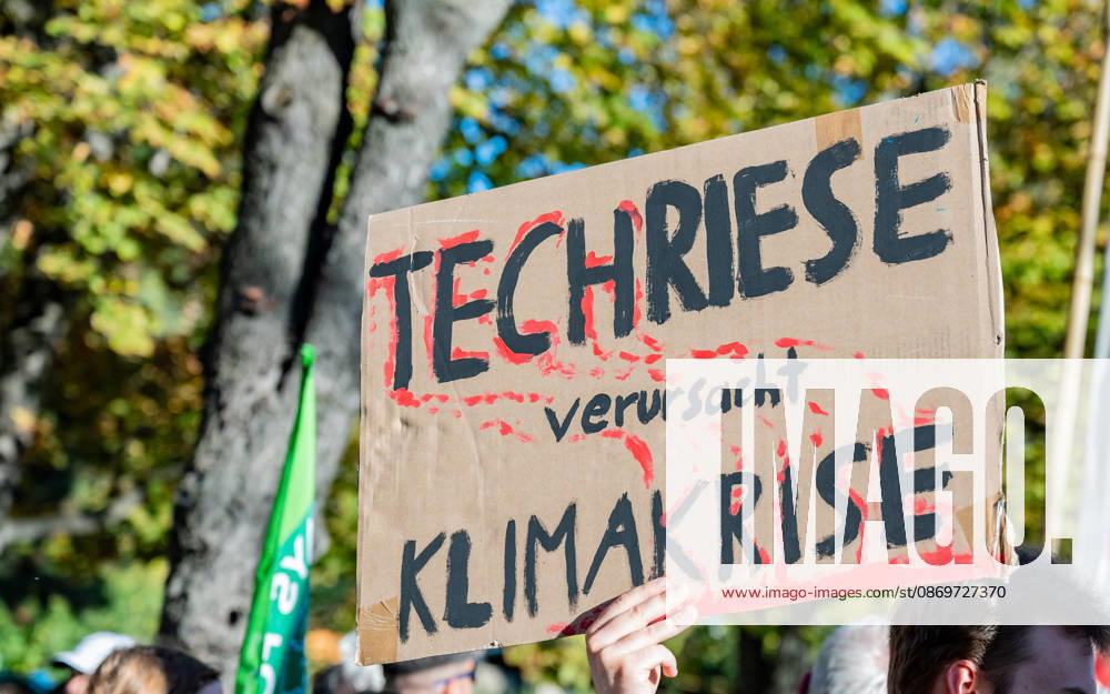 Fridays For Future Klimastreik Klimaschutz ankündigen reicht nicht - Ohne Klimaschutz ist alles nix! TeilnehmerInnen des Fridays For Future Klimastreiks unter dem Motto Klimaschutz ankündigen reicht nicht - Ohne Klimaschutz ist alles nix! in der Prater Hauptallee beim Praterstern und an der Wiener Ringstraße in Wien, Österreich. Wien Prater Hauptallee beim Praterste Wien Oesterreich