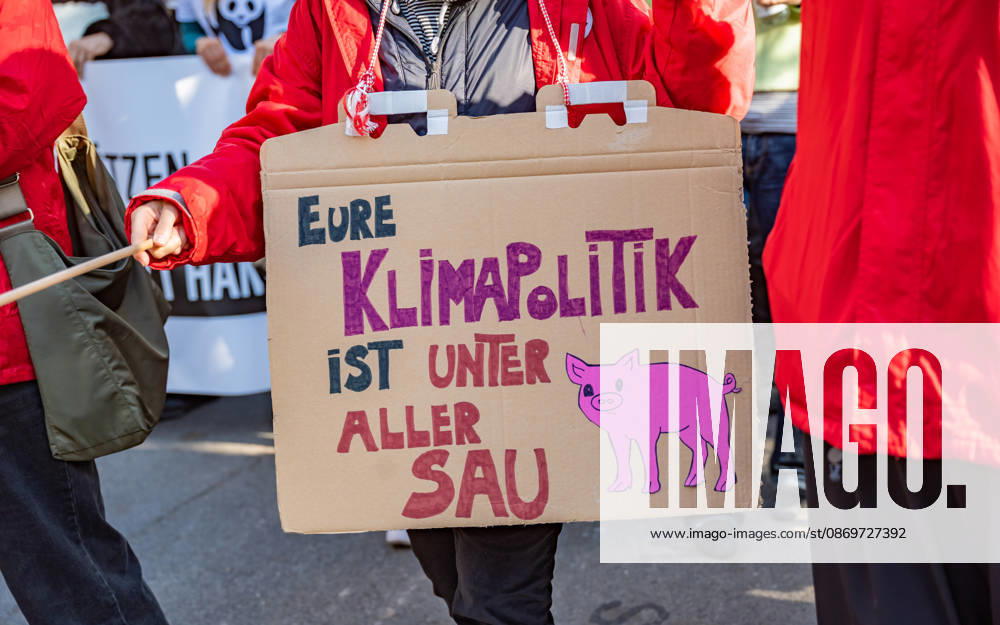 Fridays For Future Klimastreik Klimaschutz ankündigen reicht nicht - Ohne Klimaschutz ist alles nix! TeilnehmerInnen des Fridays For Future Klimastreiks unter dem Motto Klimaschutz ankündigen reicht nicht - Ohne Klimaschutz ist alles nix! in der Prater Hauptallee beim Praterstern und an der Wiener Ringstraße in Wien, Österreich. Wien Prater Hauptallee beim Praterste Wien Oesterreich