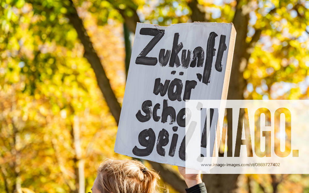 Fridays For Future Klimastreik Klimaschutz ankündigen reicht nicht - Ohne Klimaschutz ist alles nix! TeilnehmerInnen des Fridays For Future Klimastreiks unter dem Motto Klimaschutz ankündigen reicht nicht - Ohne Klimaschutz ist alles nix! in der Prater Hauptallee beim Praterstern und an der Wiener Ringstraße in Wien, Österreich. Wien Prater Hauptallee beim Praterste Wien Oesterreich