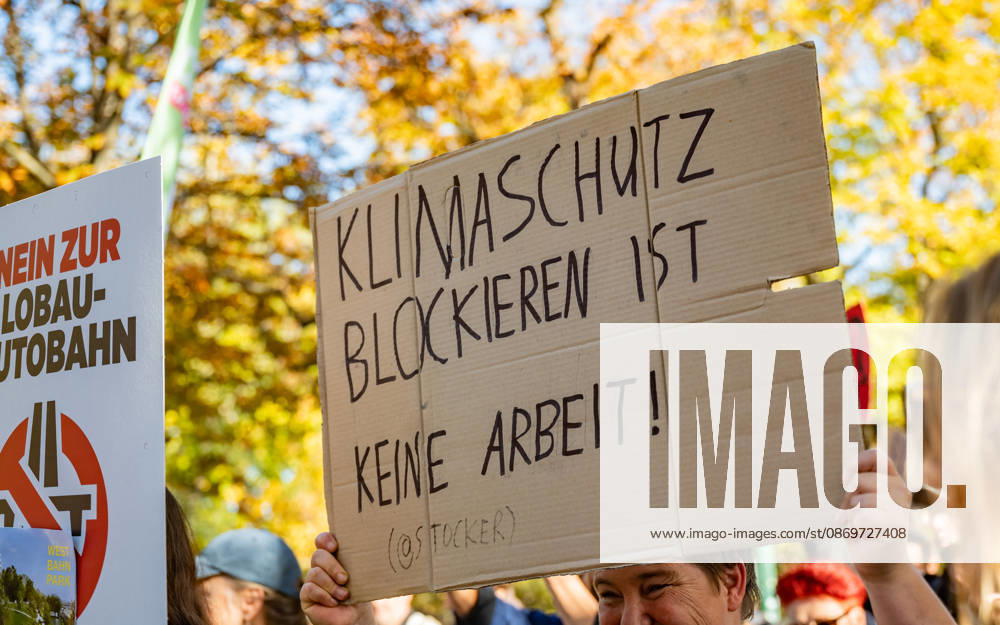 Fridays For Future Klimastreik Klimaschutz ankündigen reicht nicht - Ohne Klimaschutz ist alles nix! TeilnehmerInnen des Fridays For Future Klimastreiks unter dem Motto Klimaschutz ankündigen reicht nicht - Ohne Klimaschutz ist alles nix! in der Prater Hauptallee beim Praterstern und an der Wiener Ringstraße in Wien, Österreich. Wien Prater Hauptallee beim Praterste Wien Oesterreich