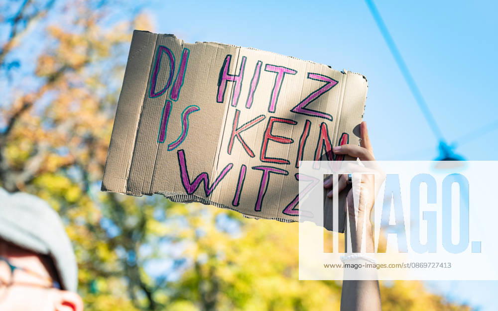 Fridays For Future Klimastreik Klimaschutz ankündigen reicht nicht - Ohne Klimaschutz ist alles nix! TeilnehmerInnen des Fridays For Future Klimastreiks unter dem Motto Klimaschutz ankündigen reicht nicht - Ohne Klimaschutz ist alles nix! in der Prater Hauptallee beim Praterstern und an der Wiener Ringstraße in Wien, Österreich. Wien Prater Hauptallee beim Praterste Wien Oesterreich