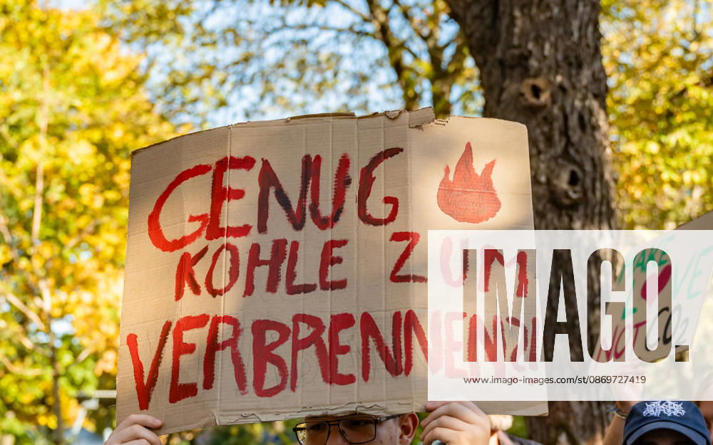 Fridays For Future Klimastreik Klimaschutz ankündigen reicht nicht - Ohne Klimaschutz ist alles nix! TeilnehmerInnen des Fridays For Future Klimastreiks unter dem Motto Klimaschutz ankündigen reicht nicht - Ohne Klimaschutz ist alles nix! in der Prater Hauptallee beim Praterstern und an der Wiener Ringstraße in Wien, Österreich. Wien Prater Hauptallee beim Praterste Wien Oesterreich
