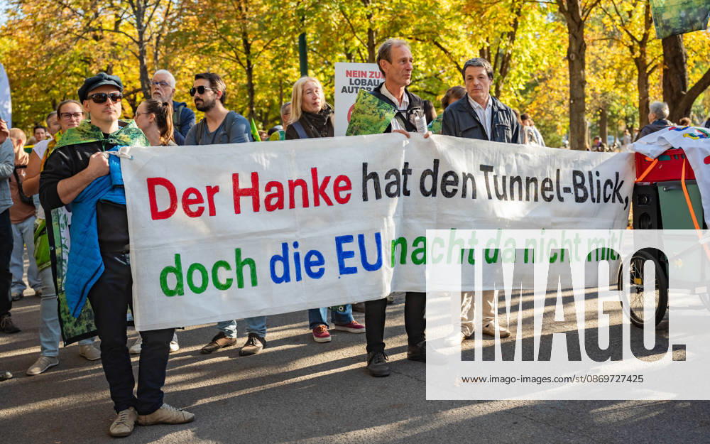 Fridays For Future Klimastreik Klimaschutz ankündigen reicht nicht - Ohne Klimaschutz ist alles nix! TeilnehmerInnen des Fridays For Future Klimastreiks unter dem Motto Klimaschutz ankündigen reicht nicht - Ohne Klimaschutz ist alles nix! in der Prater Hauptallee beim Praterstern und an der Wiener Ringstraße in Wien, Österreich. Wien Prater Hauptallee beim Praterste Wien Oesterreich