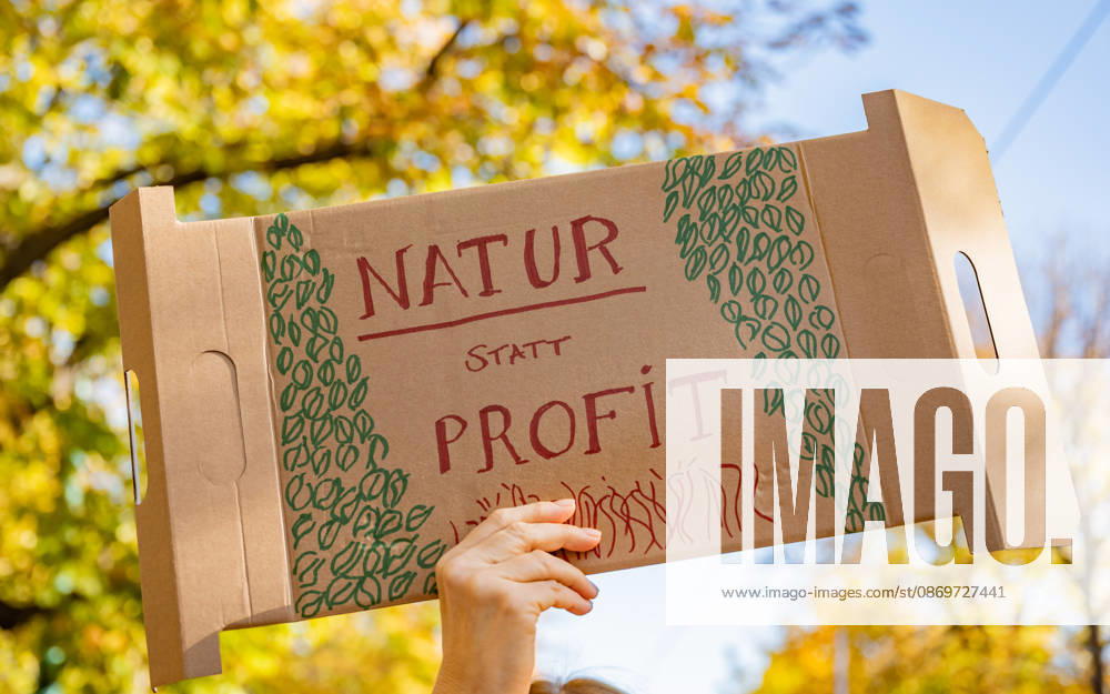 Fridays For Future Klimastreik Klimaschutz ankündigen reicht nicht - Ohne Klimaschutz ist alles nix! TeilnehmerInnen des Fridays For Future Klimastreiks unter dem Motto Klimaschutz ankündigen reicht nicht - Ohne Klimaschutz ist alles nix! in der Prater Hauptallee beim Praterstern und an der Wiener Ringstraße in Wien, Österreich. Wien Prater Hauptallee beim Praterste Wien Oesterreich