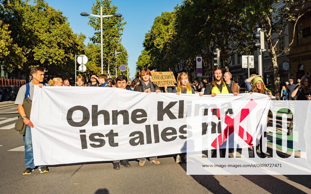 Fridays For Future Klimastreik Klimaschutz ankündigen reicht nicht - Ohne Klimaschutz ist alles nix! TeilnehmerInnen des Fridays For Future Klimastreiks unter dem Motto Klimaschutz ankündigen reicht nicht - Ohne Klimaschutz ist alles nix! in der Prater Hauptallee beim Praterstern und an der Wiener Ringstraße in Wien, Österreich. Wien Prater Hauptallee beim Praterste Wien Oesterreich