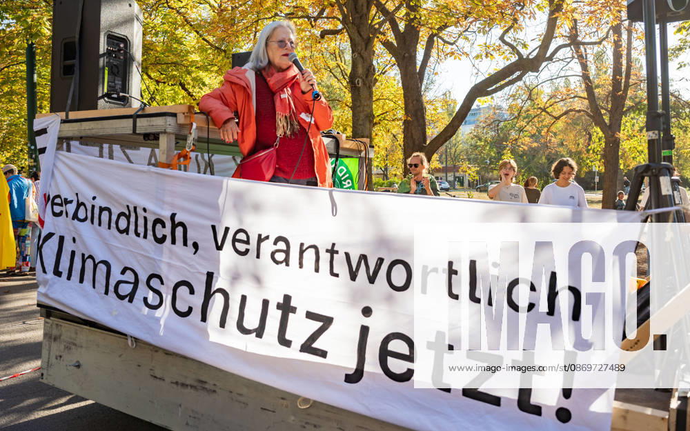 Fridays For Future Klimastreik Klimaschutz ankündigen reicht nicht - Ohne Klimaschutz ist alles nix! Fridays For Future Klimastreiks unter dem Motto Klimaschutz ankündigen reicht nicht - Ohne Klimaschutz ist alles nix! in der Prater Hauptallee beim Praterstern und an der Wiener Ringstraße in Wien, Österreich. Bild zeigt Journalistin, Schriftstellerin, ehemalige ORF Auslandskorrespondentin und Mitglied der Plattform Omas gegen Rechts Susanne Scholl Wien Prater Hauptallee beim Praterste Wien Oesterreich